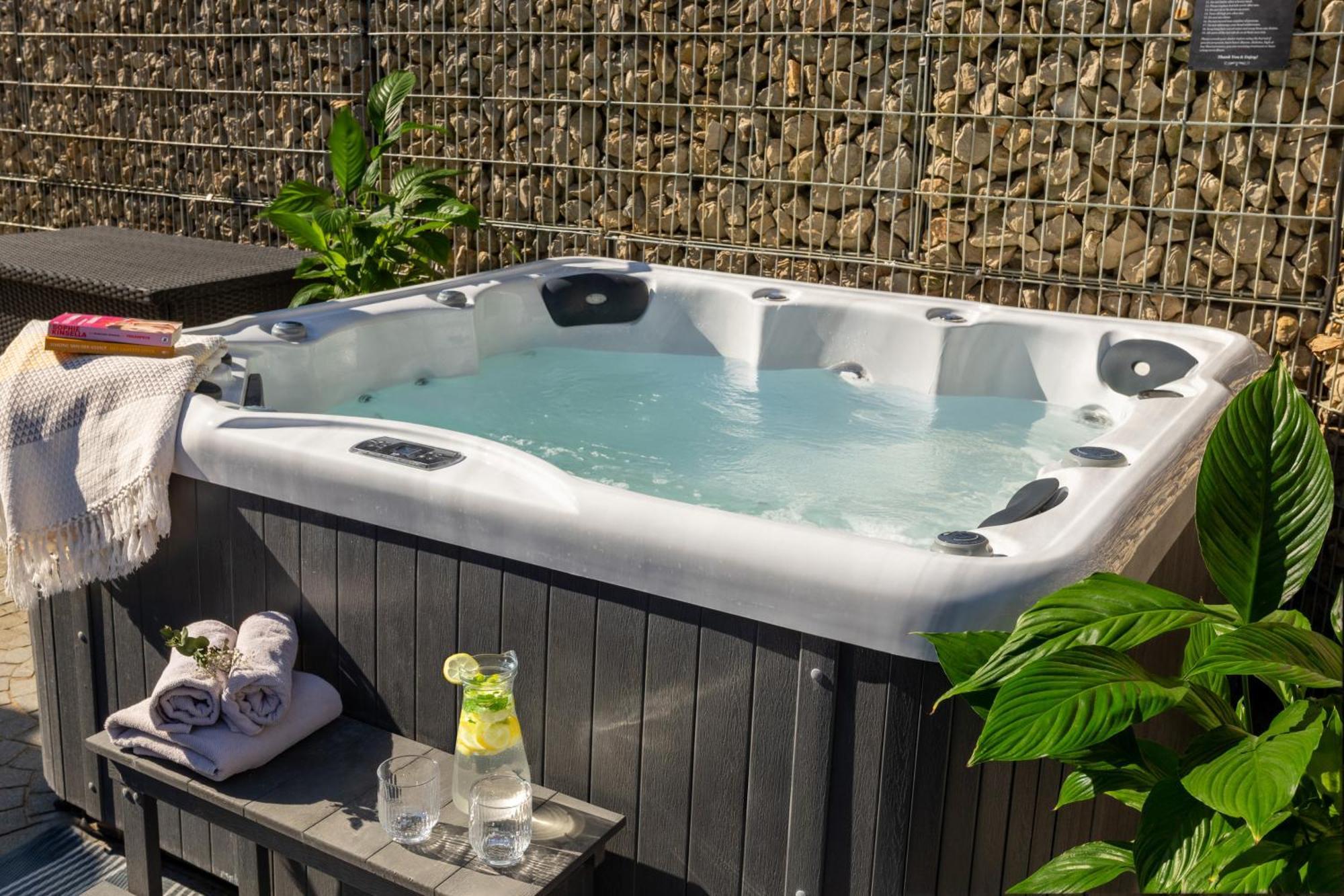 Spacious Sauna Hot Tub Pool Patio Bbq